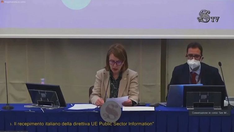 Parte un video porno davanti al premio Nobel Parisi: imbarazzo al convegno del M5s