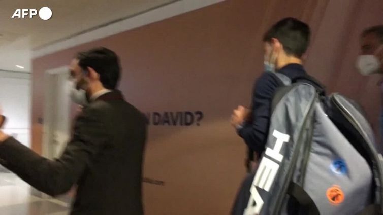 Djokovic torna a Belgrado, a rischio anche il Roland Garros