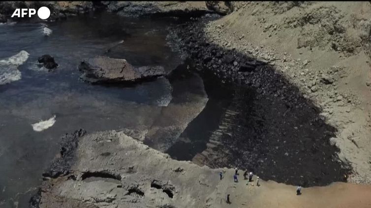 Eruzione a Tonga, lo tsunami provoca una fuoriuscita di petrolio sulla spiaggia in Peru'