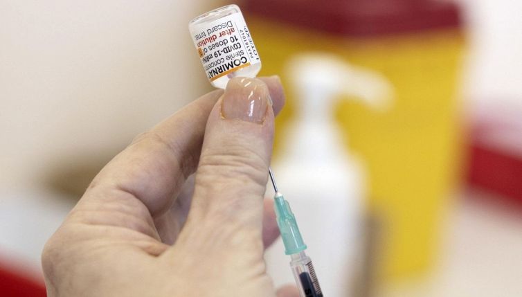 Omicron e quarta dose: chi dovrà farla?