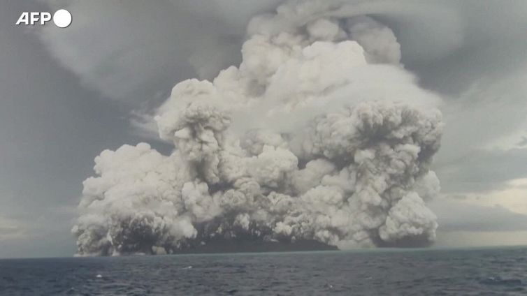 Tonga isolata dal mondo, allarme per una nuova eruzione