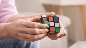 Risolve il cubo di Rubik bendato: è record