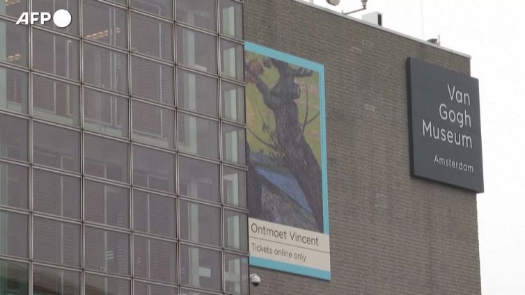 Amsterdam, il museo Van Gogh si trasforma in salone di bellezza