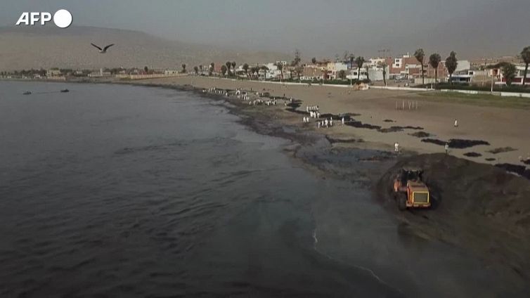 Peru', volontari ripuliscono le spiagge inquinate dal petrolio