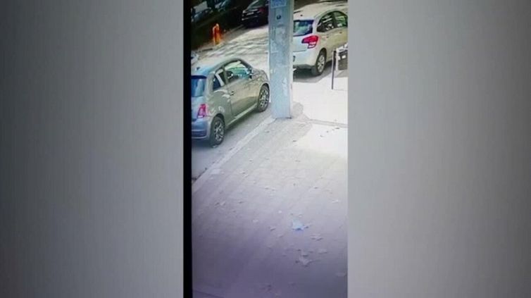 Taranto, polizia insegue un'auto e il conducente spara: le immagini dello scontro a fuoco
