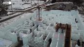 Minnesota, il ghiaccio diventa un parco giochi con labirinto e scivoli
