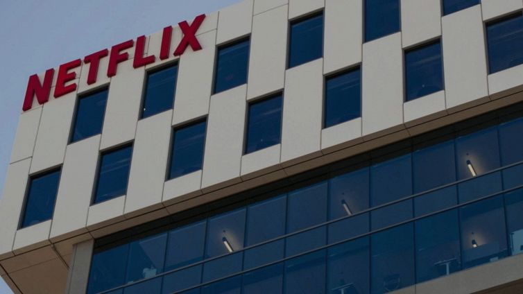 Netflix in difficoltà: perché aumenta il costo dell’abbonamento