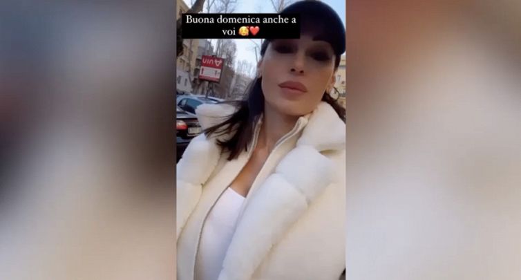 Anna Tatangelo con il figlio a spasso in monopattino: sono dolcissimi