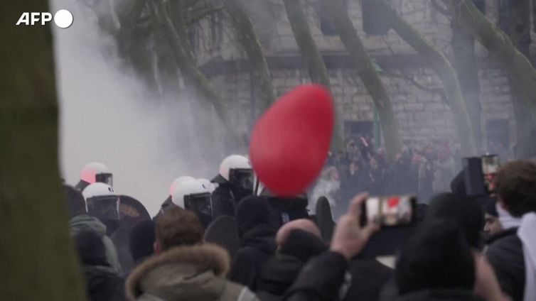 Scontri no vax a Bruxelles, la polizia usa lacrimogeni e idranti contro i manifestanti