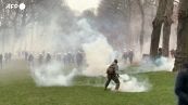 Bruxelles, proteste contro restrizioni anti-Covid: scontri con la polizia e assalto a sedi Ue