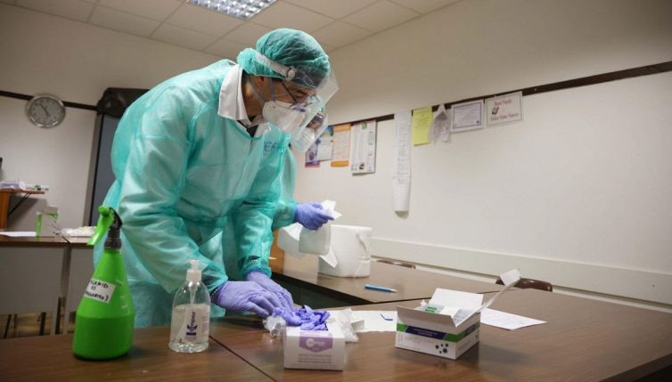 Omicron, gli 8 sintomi con cui si manifesta più spesso