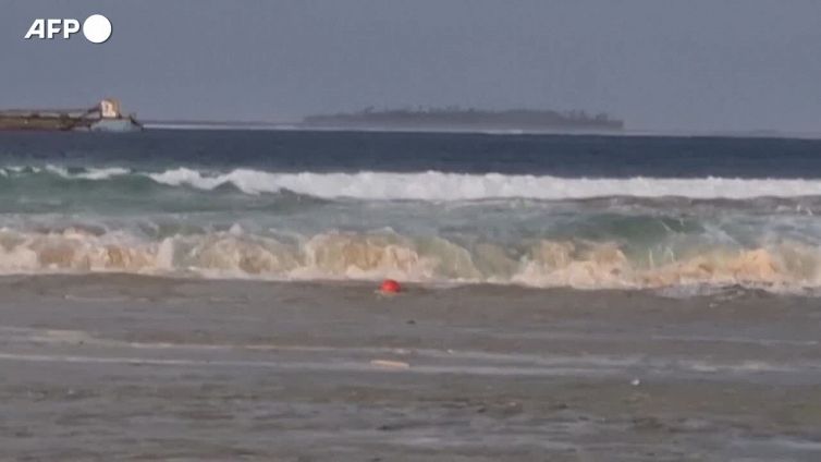 Tonga, le onde dello tsunami si abbattono sulla costa con un boato