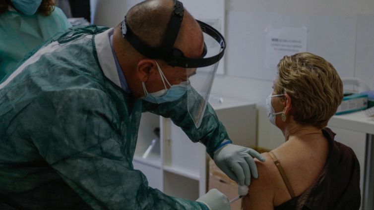 Covid, ecco il picco della curva: le novità su colori Regioni e quarta dose