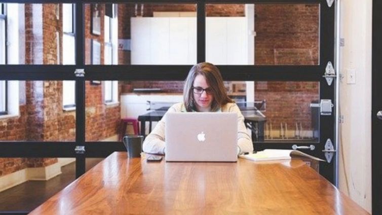 In forma da dietro la scrivania, gli esercizi ideali anche in smart working