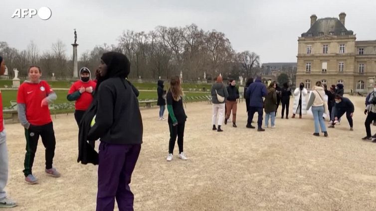 Parigi, calciatrici sfidano il divieto di indossare l'hijab nelle competizioni