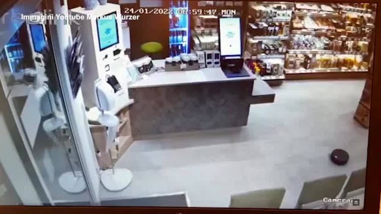 Austria, robot-aspirapolvere fugge da negozio e diventa star
