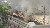 India, manifestanti danno fuoco alle carrozze di un treno