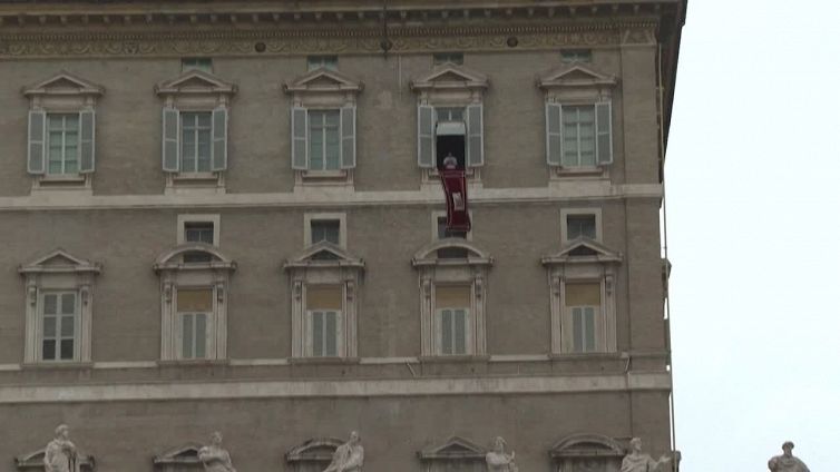 Il Papa ai genitori: "Non condannate i figli gay"