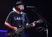 Neil Young fuori da Spotify per protesta, quanto perderà il cantate