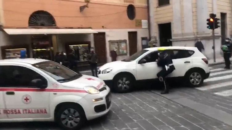 Incredibile in strada: tenta la fuga e trascina vigile per venti metri