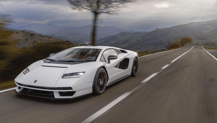Lamborghini Countach LPI 800-4: la nuova hypercar arriva su strada