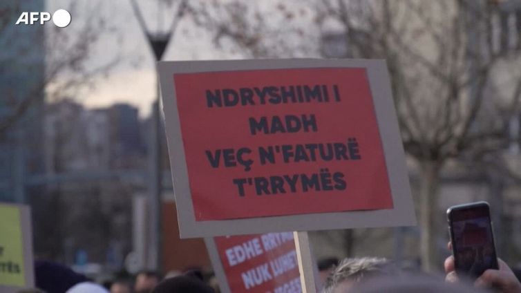 Kosovo, i cittadini protestano contro l'aumento dei prezzi dell'energia: scontri con la polizia