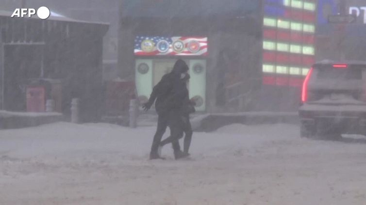 La bufera di neve colpisce anche New York: le immagini di Times Square imbiancata