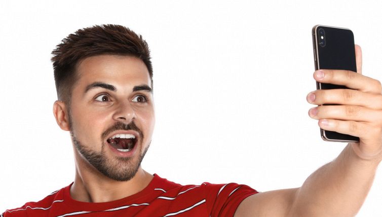 Un selfie al giorno: studente diventa milionario con gli NFT