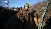 Soldati ucraini allestiscono trincee sul fronte orientale