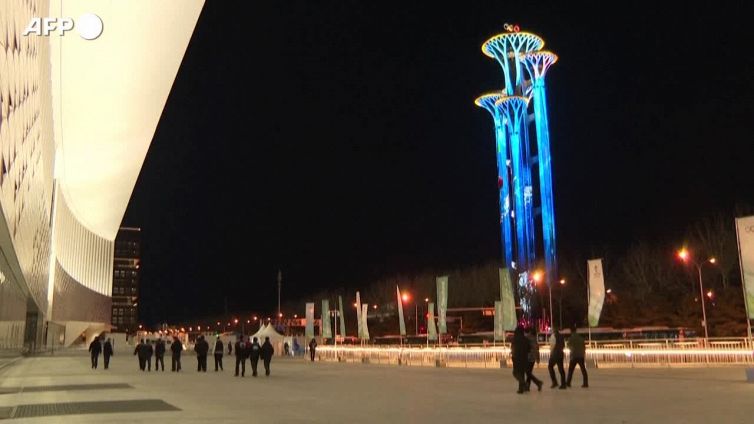 Pechino 2022, la Torre olimpica si illumina