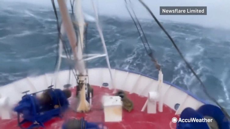 La nave è in balia della tempesta: le onde sono impressionanti