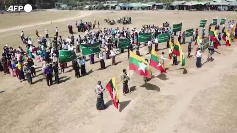 Birmania, sostenitori dei militari scendono in strada nell'anniversario del golpe