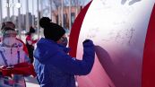 Pechino 2022, gli atleti firmano il murale della tregua olimpica "Luce della pace"