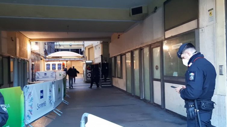 Sanremo, Fiorello entra in teatro per le ultime prove