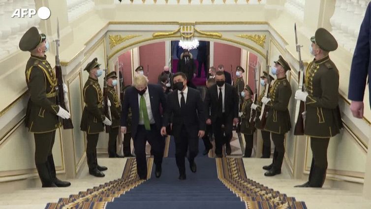 Ucraina, Johnson a Kiev dal presidente Zelensky
