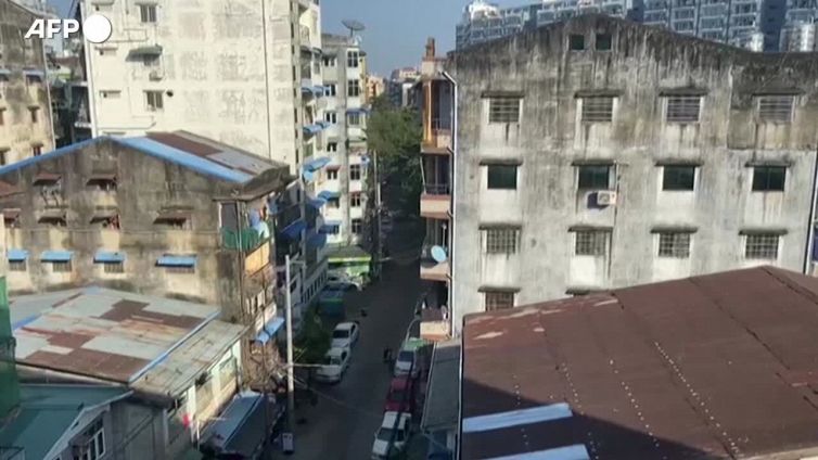 Un anno fa il golpe in Birmania, la piazza sfida la giunta battendo le mani