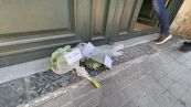 Uccisa nel Napoletano: fiori bianchi dinanzi portone vittima