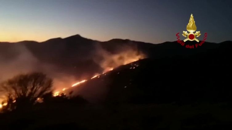 Incendio nello Spezzino, le fiamme alimentate dal forte vento