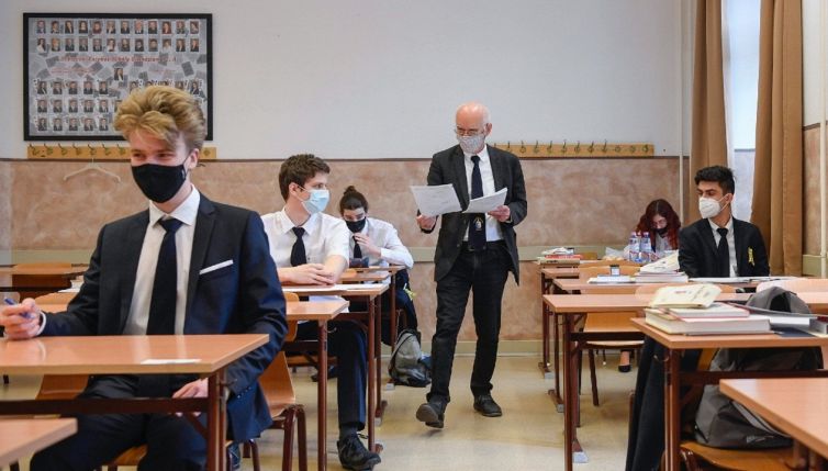 Nuove regole a scuola: quarantena e Dad per infanzia, primaria e secondaria