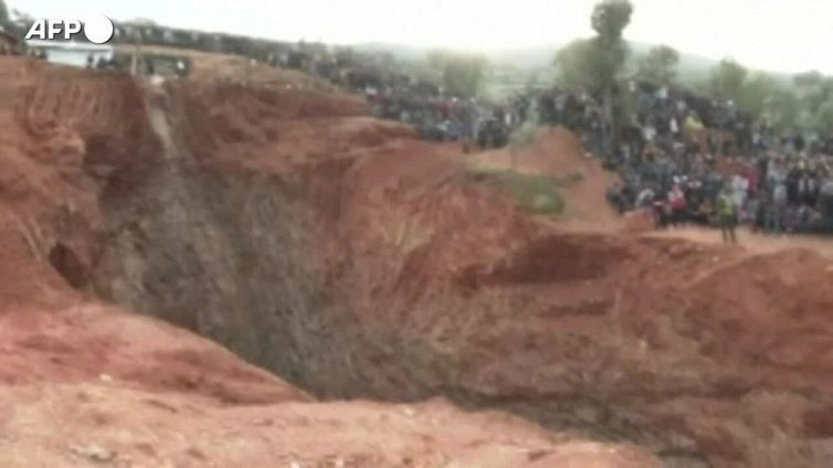 Marocco, i soccorritori si avvicinano al piccolo Ryan