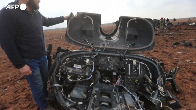 Siria, i resti di un elicottero abbattuto dopo il blitz delle forze Usa