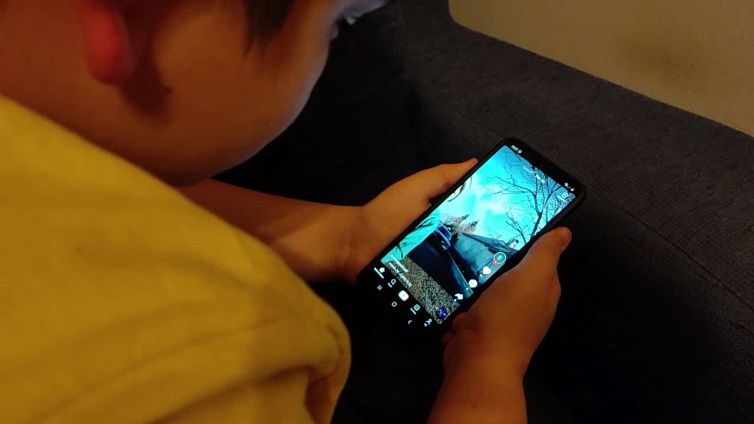 Smartphone isola bimbi,per 7 su 10 meglio dei giochi