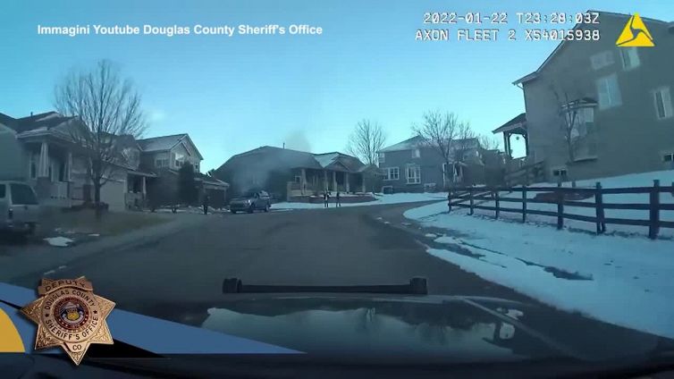 Usa, un agente salva un cane da un'auto in fiamme: le immagini della bodycam