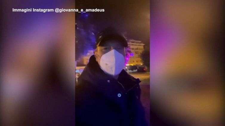 Sanremo 2022, Amadeus e Giovanna a spasso con il cane