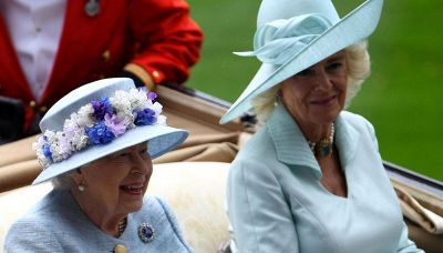 Elisabetta II, il gesto per Camilla e la commozione di Carlo