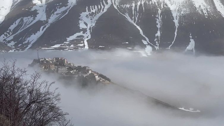 Castelluccio di Norcia immersa in mare nebbia Pian Grande
