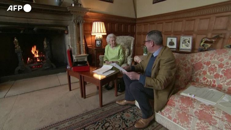 Giubileo di platino per la regina Elisabetta II: legge i documenti della scatola rossa