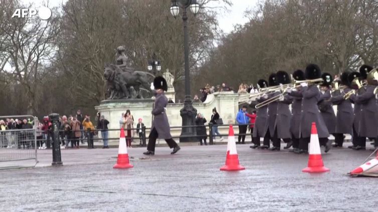 Buckingham Palace, il cambio della guardia nel giorno del Giubileo di platino