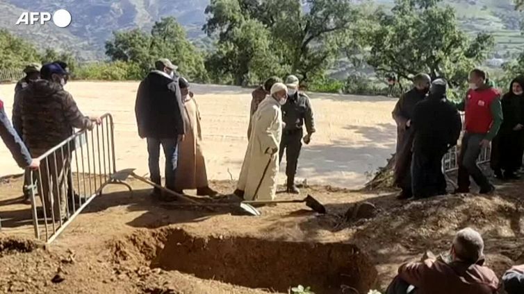 Marocco, persone in lutto si radunano sulla tomba del piccolo Rayan
