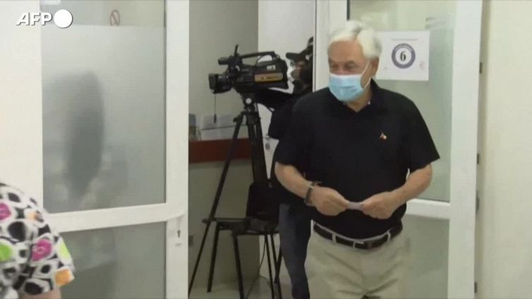 Cile, il presidente uscente Pinera riceve la quarta dose di vaccino anti-Covid